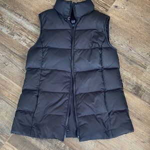 Gap women’s black down vest size womens small